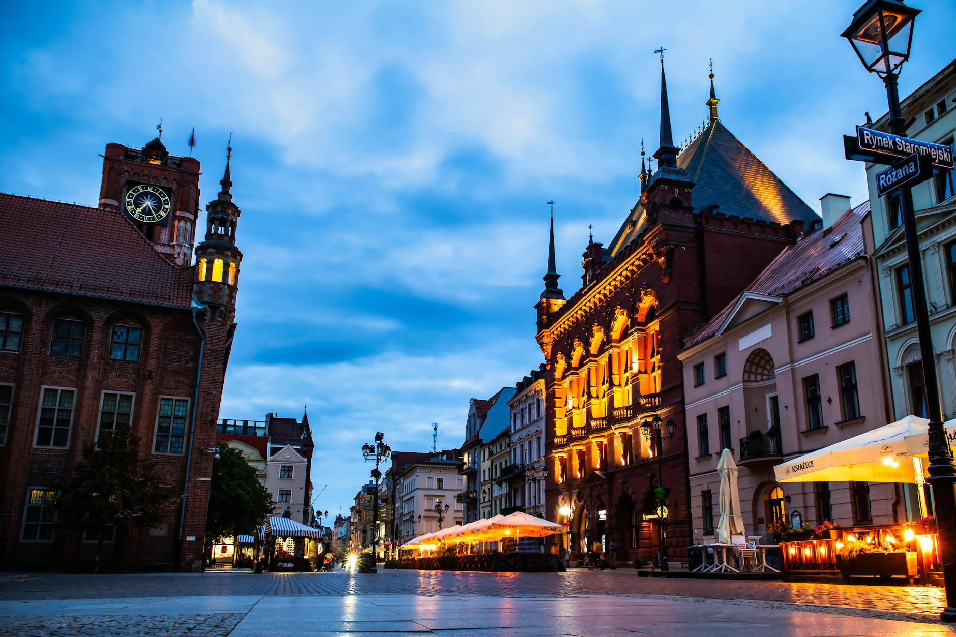 Panorama Ostrowa Wielkopolskiego z widocznymi terenami przemysłowymi i nowoczesną architekturą.