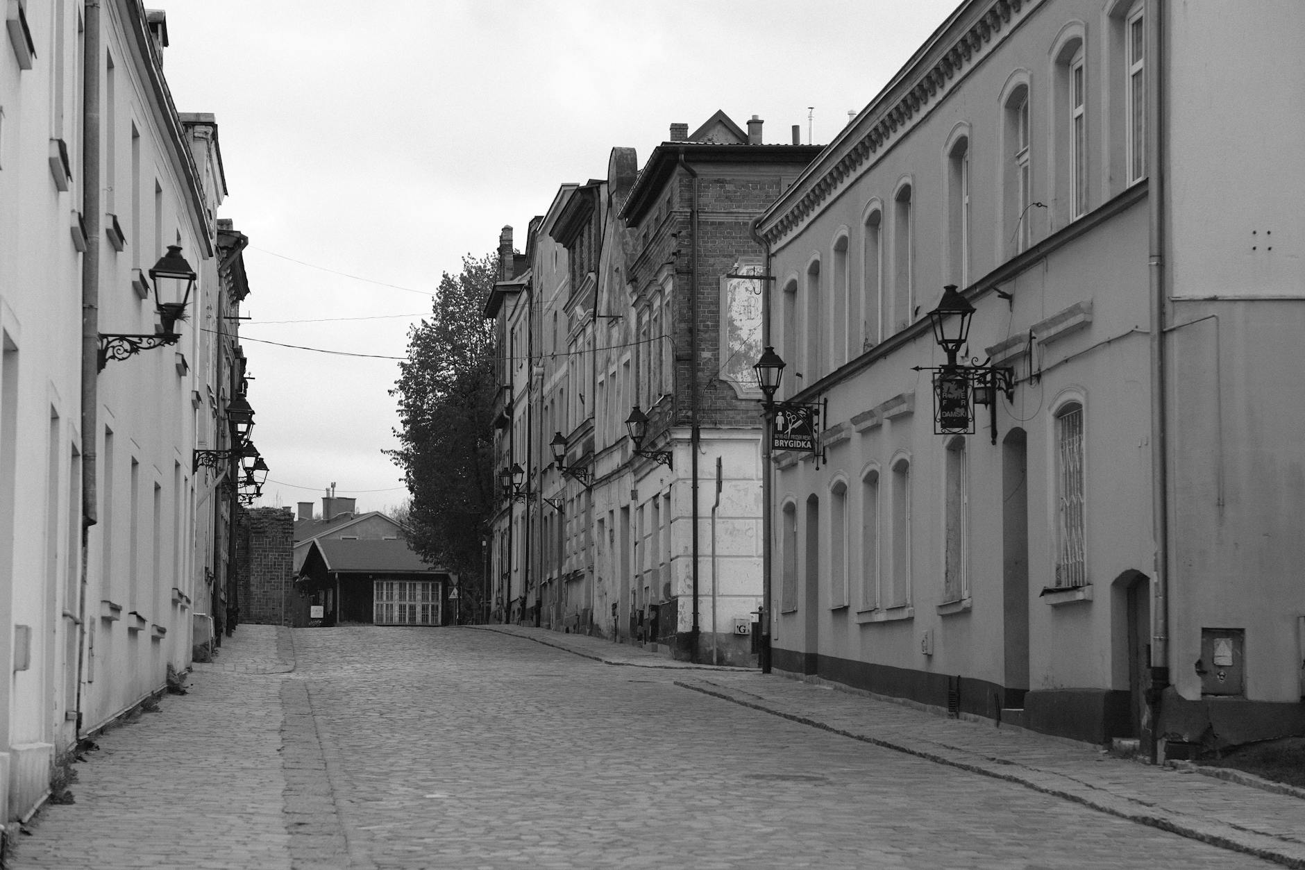 Panorama Ostrowa Wielkopolskiego z widocznymi historycznymi i nowoczesnymi budynkami.
